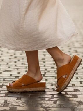 Sorel Cameron Desert Sun/Gum Women's
Suede Flatform Mules, 9